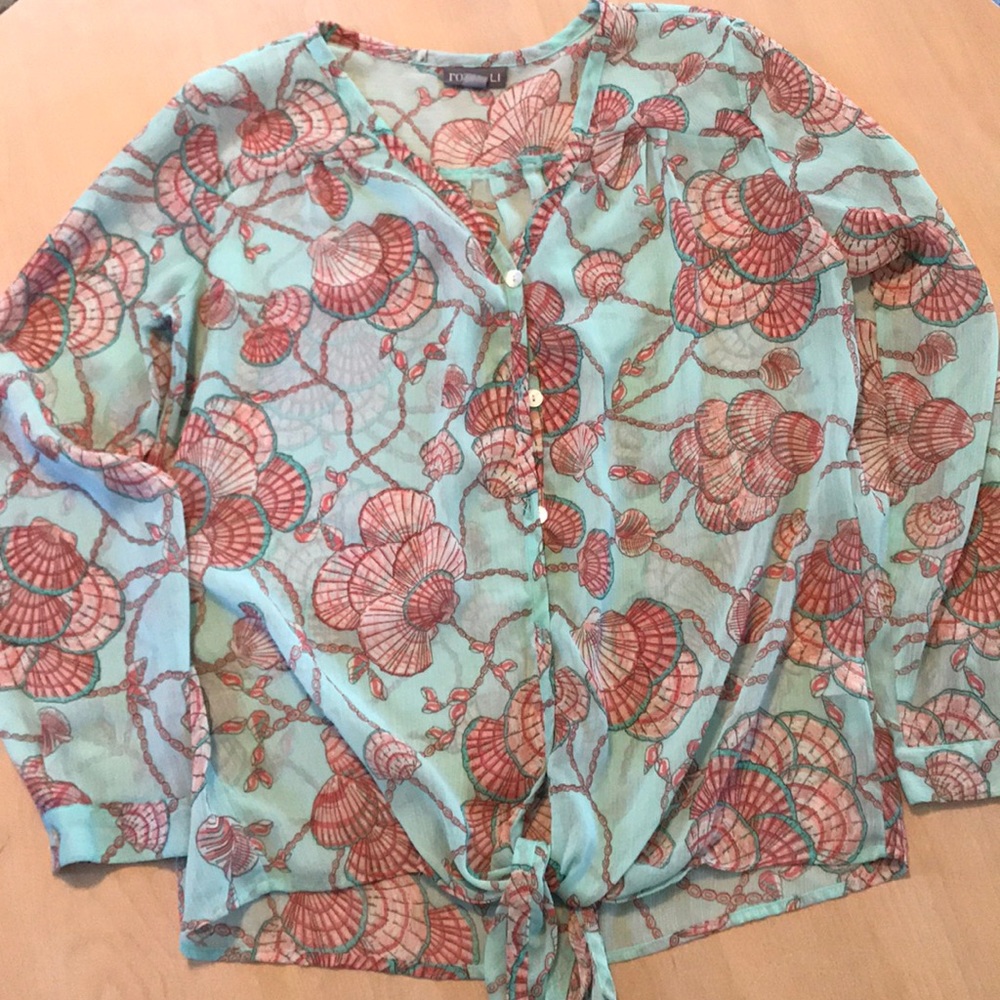 Beautiful blouse by roz&ALI, size small..seashell